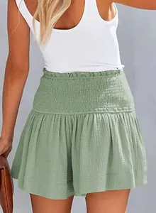 Rückansicht hellgrüner Damen-Shorts mit gesmokter Taille und weicher Baumwollstruktur