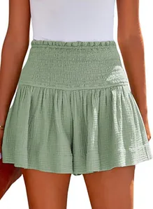 Detailansicht der salbeigrünen Baumwollshorts für Damen mit gesmokter hoher Taille