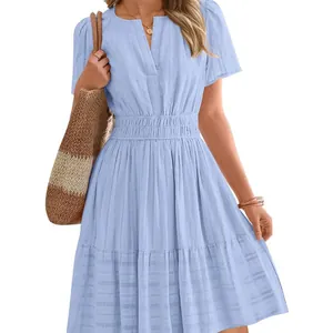 Elegante vestido de verano azul claro de manga corta con cuello en V y cintura elástica.