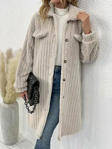 Detailopname van een beige geribbelde teddy fleece jas met een reverskraag en knopen