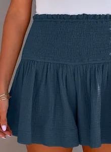 Detailansicht blaue Baumwollshorts mit hohem Bund und Smok-Taille für den Strand.