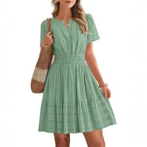Vestido moderno de capas con cuello en V verde salvia con mangas abullonadas y cintura elástica