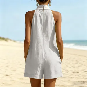 Vista trasera detallada de un mono corto sin mangas con cuello halter gris claro para verano