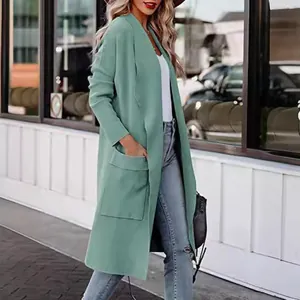 Gilet long élégant vert sauge pour femme avec de grandes poches latérales pratiques