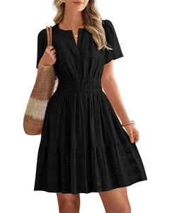 Élégante robe courte noire à col en V, manches bouffantes et une taille élastique
