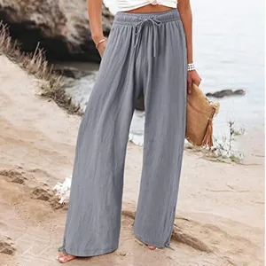 Détails d'un pantalon large léger en coton et lin gris pour femme, idéal pour la plage