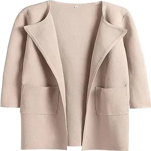 Detailansicht einer stilvollen beigen Strickjacke mit Revers und Taschen.