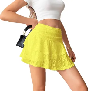 Mini-jupe à volants en dentelle jaune vif pour un style estival tendance et chic
