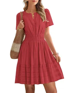 Robe trapèze rouge élégante à col en V, manches bouffantes et volants pour la mode d'été.