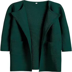 Detailaufnahme eines dunkelgrünen Wollmantels mit Taschen und Reverskragen für Damen