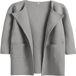 Detailansicht eines grauen modischen Wollmantels mit Revers für Damen und zwei Taschen.