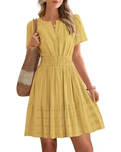 Robe jaune à col en V avec taille plissée et manches bouffantes, style été chic.