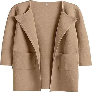 Vorderansicht einer Damen-Strickjacke in Camel mit Reverskragen und Taschen.