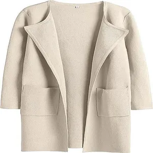 Detailansicht beige Wollmisch-Strickjacke mit Revers und Vordertaschen