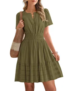 Robe à volants vert olive avec col en V, manches bouffantes et taille smockée élégante