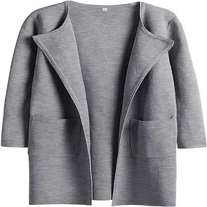 Detaillierte Ansicht eines modischen grauen Damen-Wollmantels mit Revers und Taschen