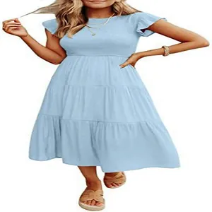 Hellblaues gestuftes Midikleid mit Flatterärmeln und einem gerüschten Lagenrock
