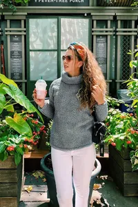 Lifestyle φωτογραφία γκρι ζιβάγκο από φλις sherpa σε εξωτερικό καφέ στο κέντρο