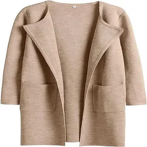 Detaillierte Ansicht der khakifarbenen Damen-Strickjacke mit Revers und Fronttaschen