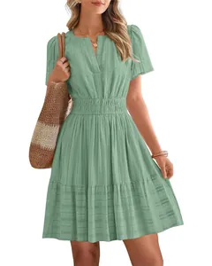 Robe d'été vert menthe à col en V avec manches bouffantes et jupe à volants