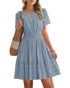 Robe d'été courte bleu clair à col en V, manches bouffantes et volants superposés