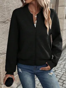 Primo piano di una giacca nera con zip da donna con elegante trama a rombi