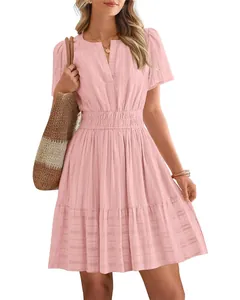 Robe courte rose élégante à col en V, manches bouffantes et taille haute élastique