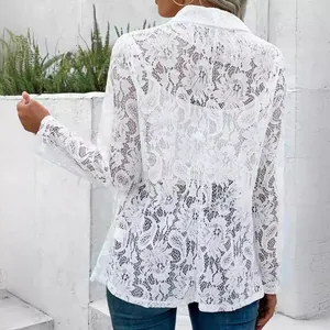 Vista posteriore di un blazer in pizzo bianco con delicati motivi paisley e floreali