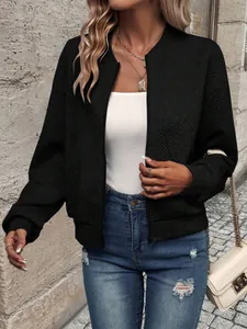 Vista dettagliata della giacca bomber nera da donna con motivo geometrico testurizzato.
