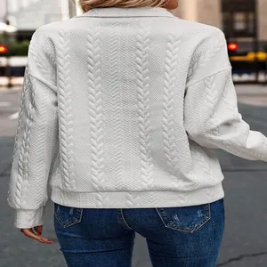 Vista posteriore di una felpa bianca da donna in maglia a trecce con colletto a mezza zip