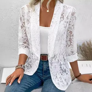 Dettaglio di un blazer in pizzo bianco da donna per un look estivo casual
