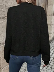 Vista posteriore della giacca nera da donna con zip e trama a rombi