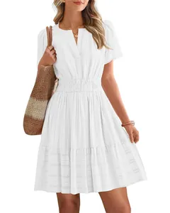 Robe blanche élégante à col en V, manches bouffantes et jupe à volants pour l'été