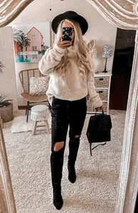 Lifestyle selfie καθρέφτη με κρεμ βελούδινο ζιβάγκο πουλόβερ και μαύρο σκισμένο τζιν.