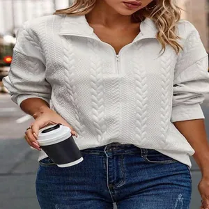 Dettaglio felpa in maglia bianca con mezza zip, colletto a polo e trama a spina di pesce