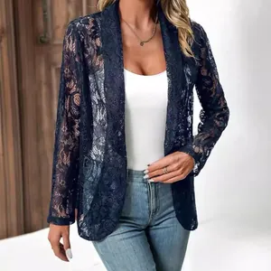 Vista dettagliata di un blazer in pizzo floreale blu navy per donna con trama intricata