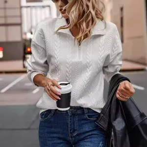 Elegante maglione bianco a trecce con mezza zip da donna, look casual in stile street