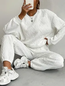 Dettaglio del set lounge in maglia a trecce bianca con top a girocollo e joggers