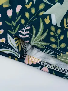 Detailansicht des Saums eines Rocks mit Blumenmuster und ordentlicher Doppelnaht