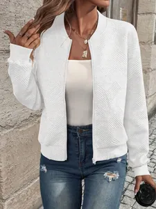 Giacca bianca da donna con cerniera caratterizzata da un elegante motivo geometrico a rombi.
