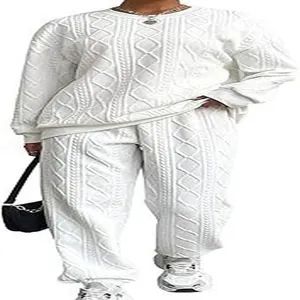 Vista dettagliata di un completo bianco in maglia a due pezzi con maglia a girocollo