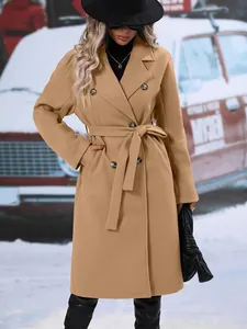 Detailaufnahme eines eleganten zweireihigen Wollmantels mit Gürtel in Camel für Damen