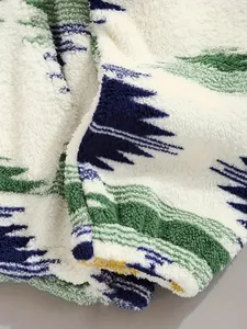Vue détaillée macro de la texture douce du tissu pelucheux avec motif géométrique bohème