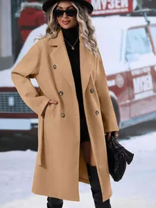 Elegante Damen Wolljacke in Camel mit doppelreihigen Knöpfen und Taillengürtel