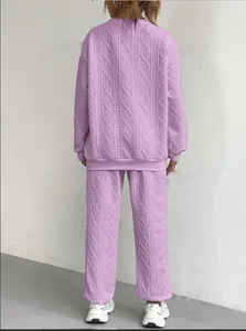 Vista posteriore di un completo due pezzi lavanda da donna con top e pantaloni a trecce