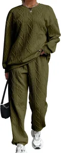 Dettaglio della trama a trecce verde oliva sul set maglione e pantaloni da donna