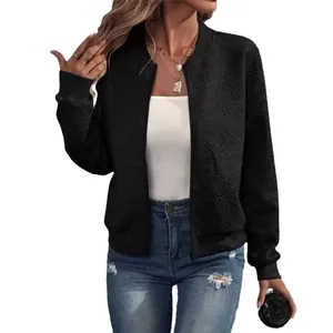 Vista ravvicinata del tessuto trapuntato a diamante del bomber nero da donna con zip.