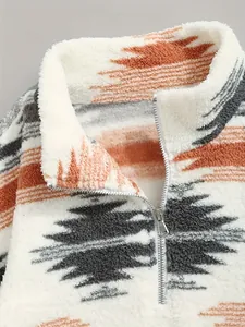 Détail d'une veste en polaire douce à imprimé bohème avec une fermeture éclair argentée