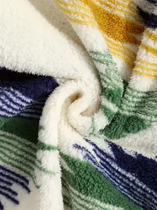 Détail du tissu polaire doux imprimé bohème de haute qualité pour veste d'hiver femme.