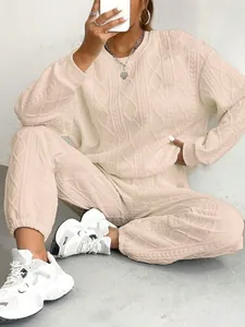 Elegante completo due pezzi da donna in maglia a trecce beige con top a maniche lunghe e jogger